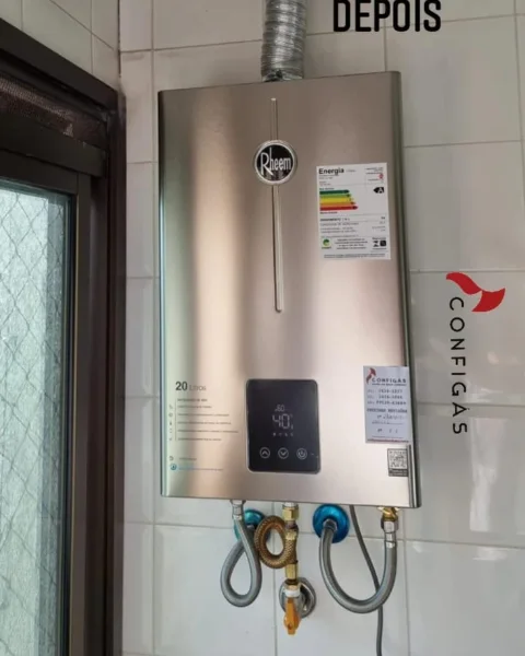 Depois: Junkers antigo substituído por um Rheem 20 litros digital inox, com chaminé nova.