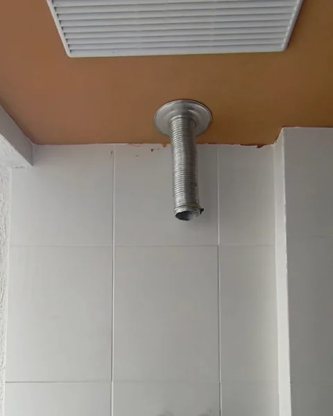 Antes: Ponto de gás e água preparado e aquecedor Rinnai digital instalado e regulado.