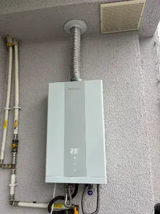 Aquecedor a gás Komeco digital branco instalado pela Configás em área externa