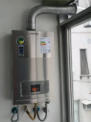 Aquecedor Komeco digital preto instalado pela Configás