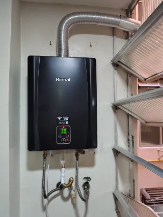 Aquecedor a gás Rinnai digital instalado pela Configás