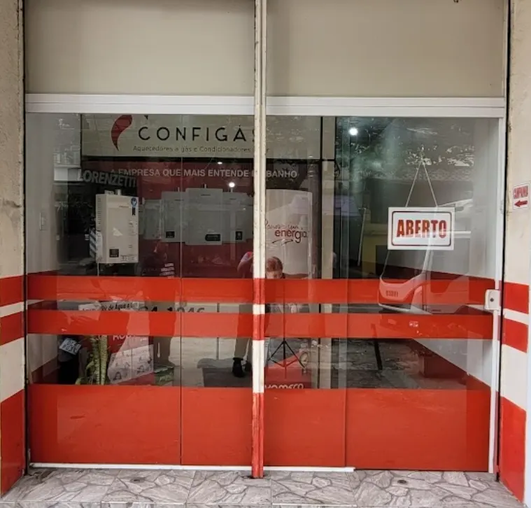 Fachada da loja Configás Aquecedores, com a porta aberta e a placa de aberto